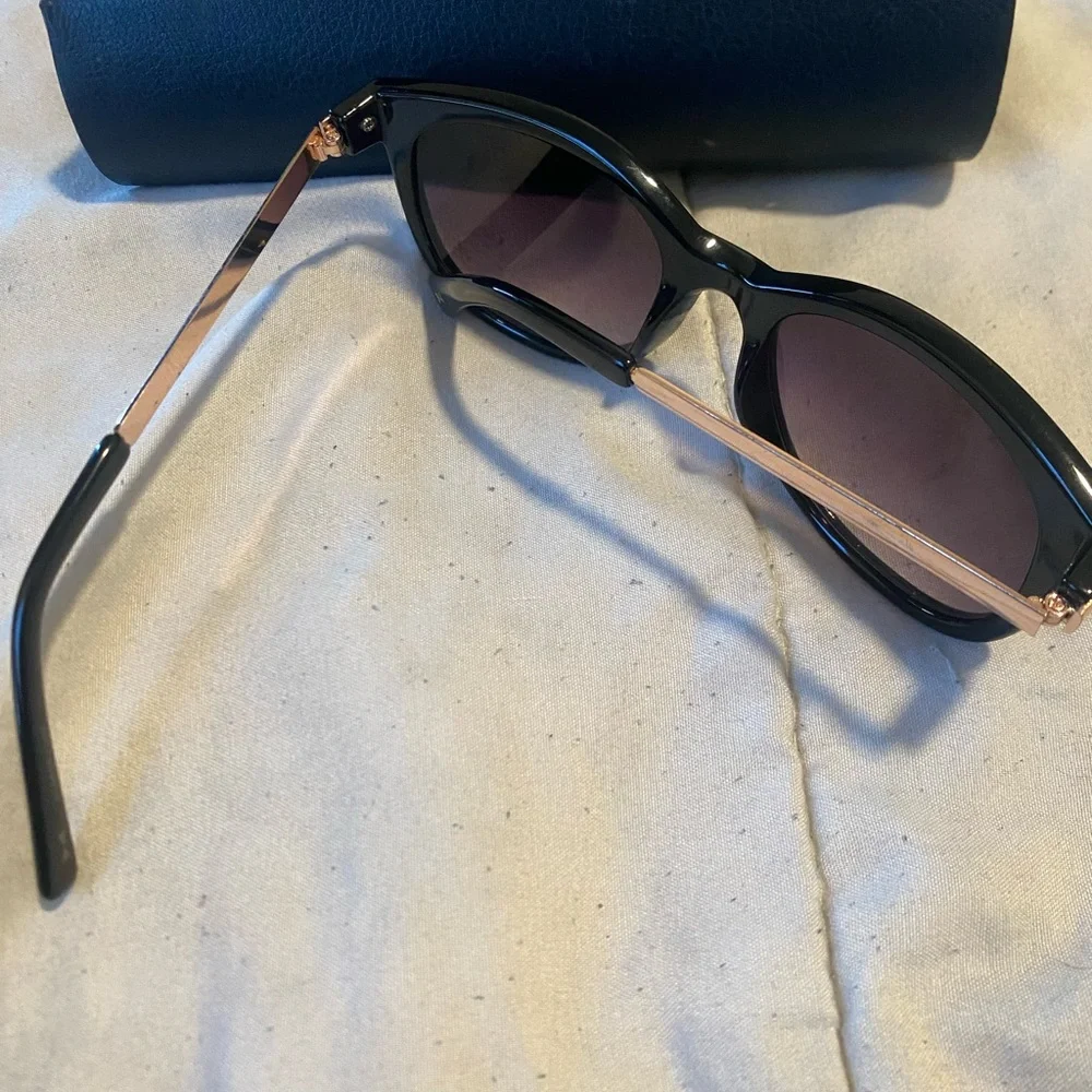 LC Lauren Conrad Black Frame Sunglasses with Gradient Lenses